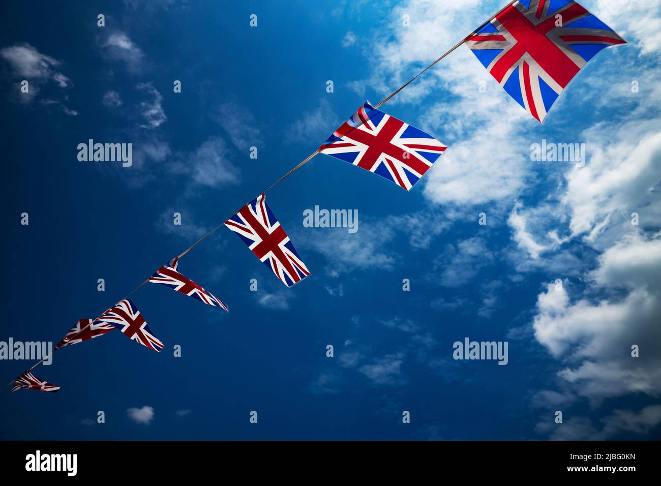 Thaxted Essex Reino Unido. Platinum Jubilee Union Jack Flags volando el 2022 de junio Foto de stock