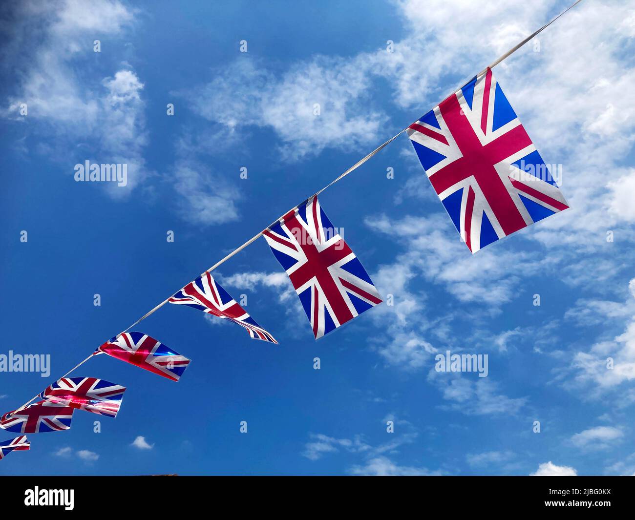 Thaxted Essex Reino Unido. Platinum Jubilee Union Jack Flags volando el 2022 de junio Foto de stock