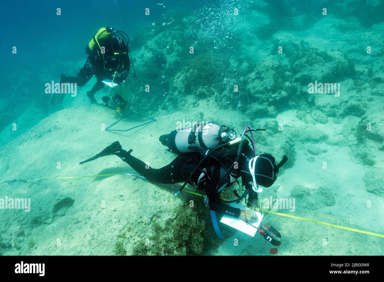 Biólogos marinos que estudian parámetros de monitoreo en el Área Marina Protegida Kas Kekova Turquía Foto de stock