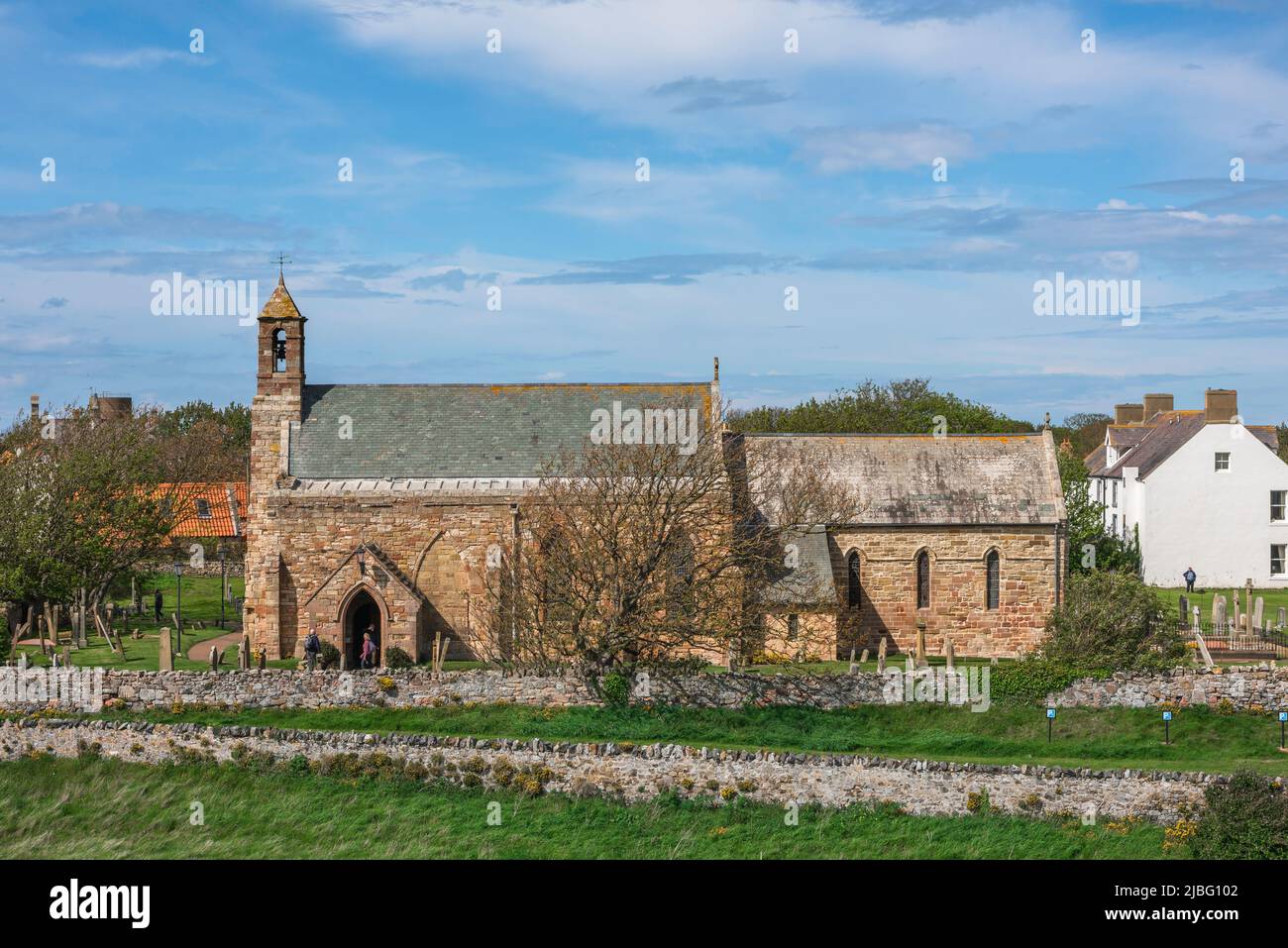 Iglesia de Lindisfarne, vista de la Iglesia Parroquial de Santa María situada dentro de los recintos en ruinas del Priorato de Lindisfarne, Holy Island, Northumberland, Inglaterra, Reino Unido Foto de stock
