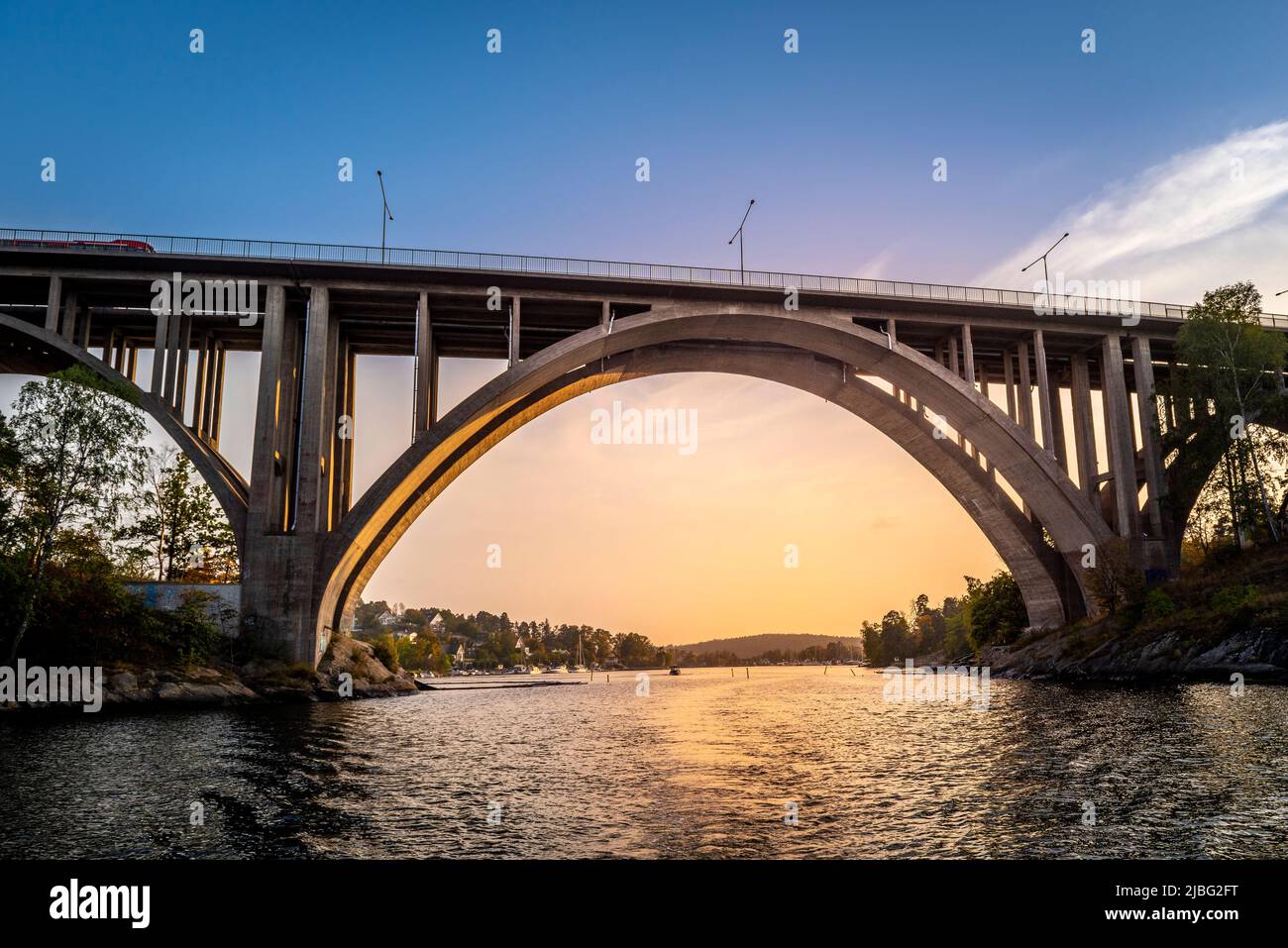 Puente Skurubron al atardecer en Nacka, Suecia Foto de stock