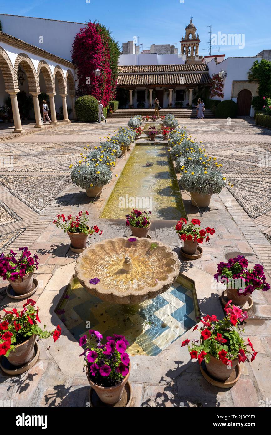 Palacio de Viana Córdoba. Palacio renacentista con patios tranquilos y jardín formal. Foto de stock