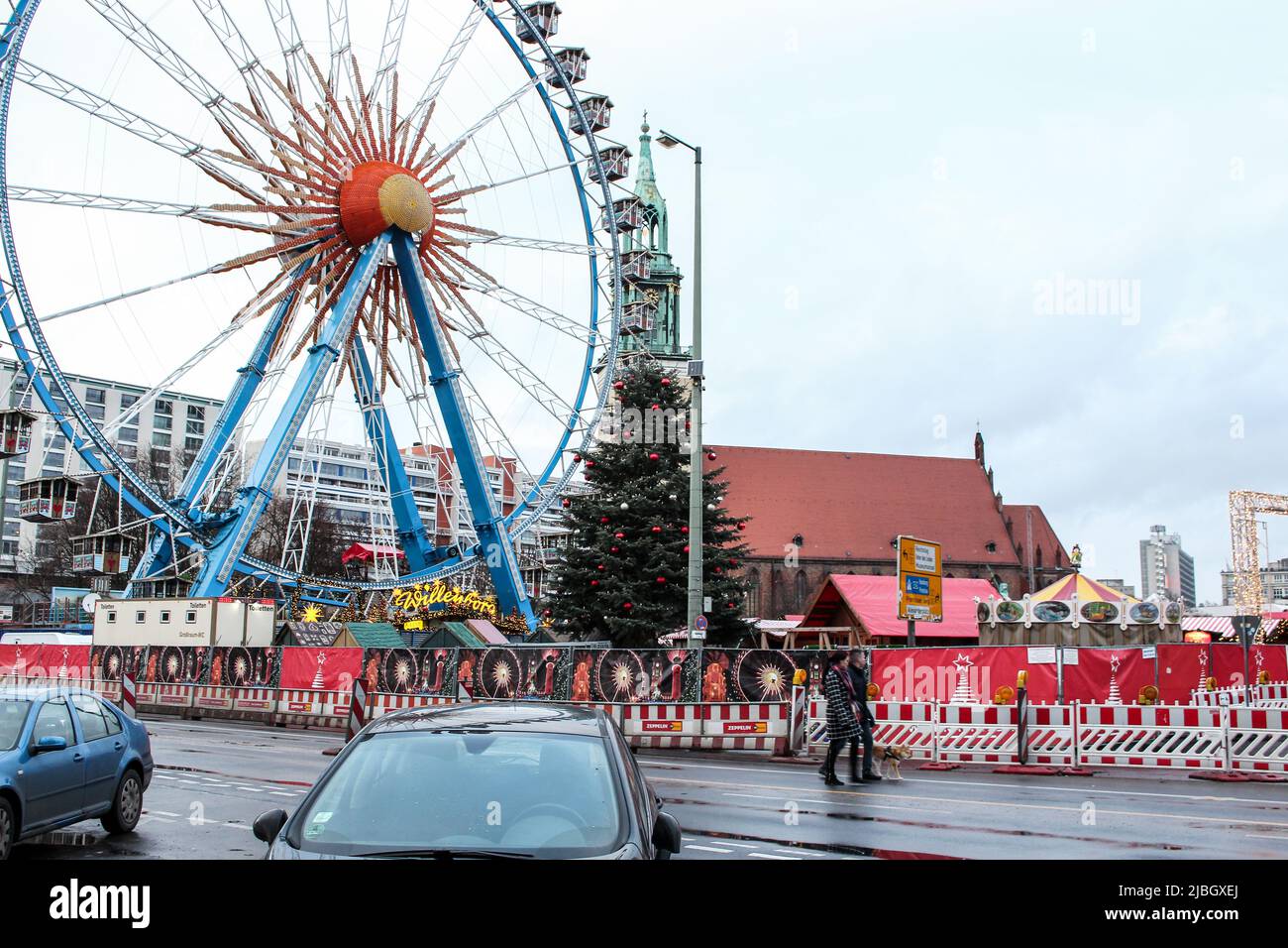 Merry puede recorrer el Berliner Weihnachtszeit en el Rotes Rathaus, uno de los mercados navideños más famosos de Berlín, desde la calle Alexanderplatz Foto de stock