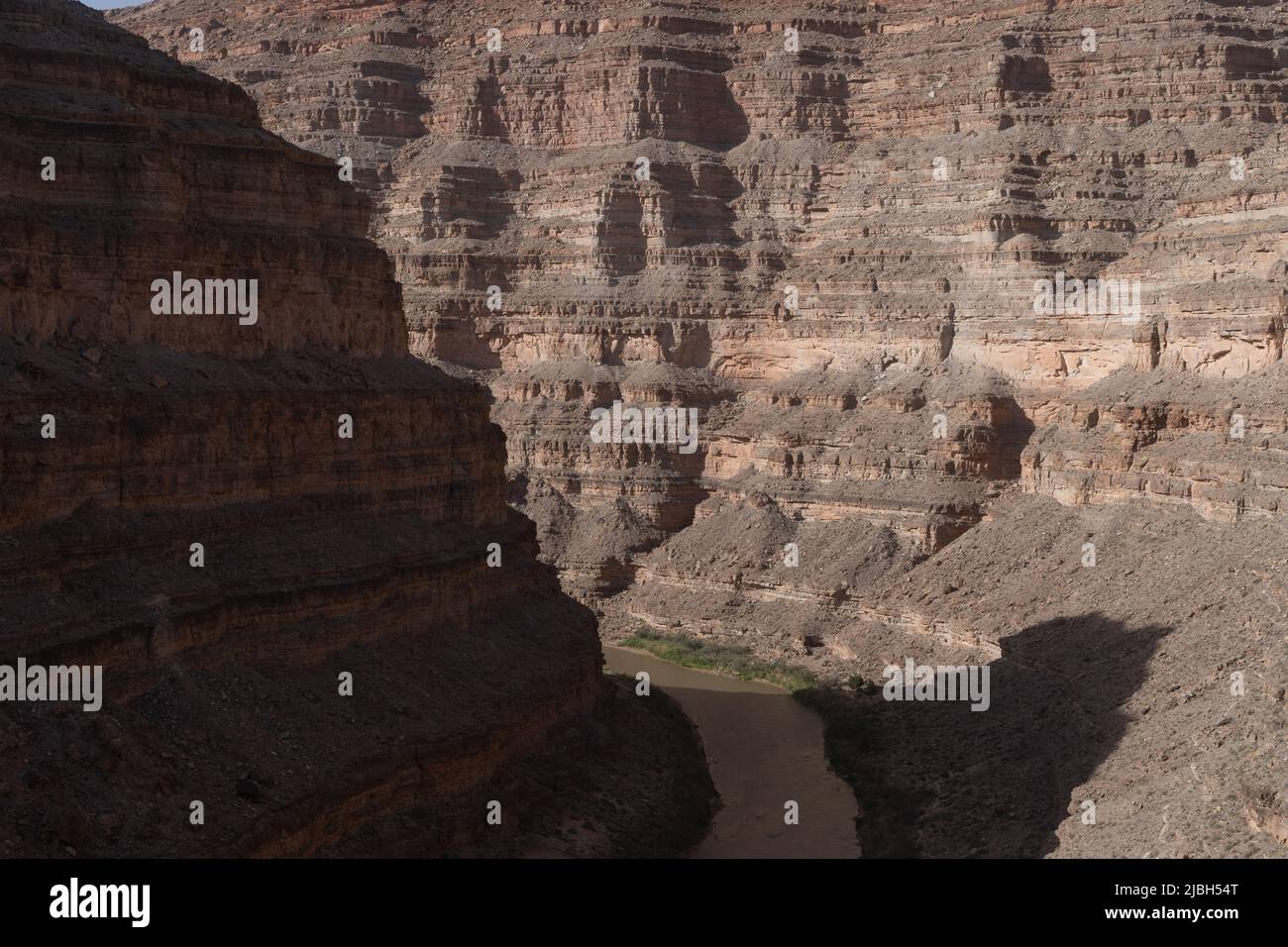 La belleza natural de las formaciones rocosas y los empinados cañones a lo largo del río San Juan en la zona de Four Corners en el sur de Utah. Foto de stock