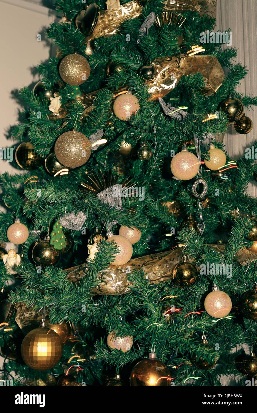 Árbol de Navidad adornado con globos y ángeles dorados Fotografía de stock  - Alamy