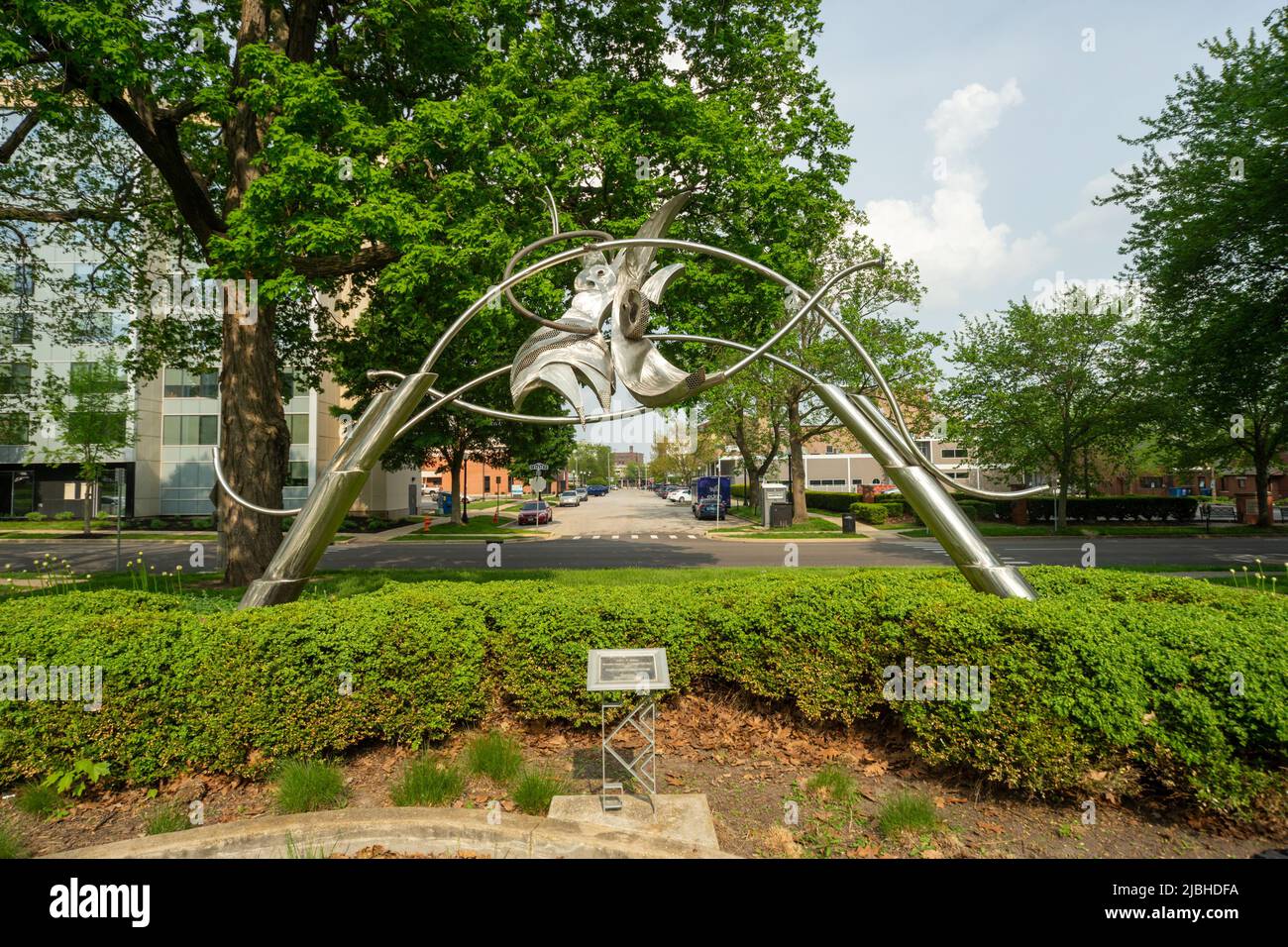 Doble holandés Un salto para la escultura de la alegría, West Side Park, Champaign, IL, EE.UU. Mirando hacia el este hacia N State St. Foto de stock