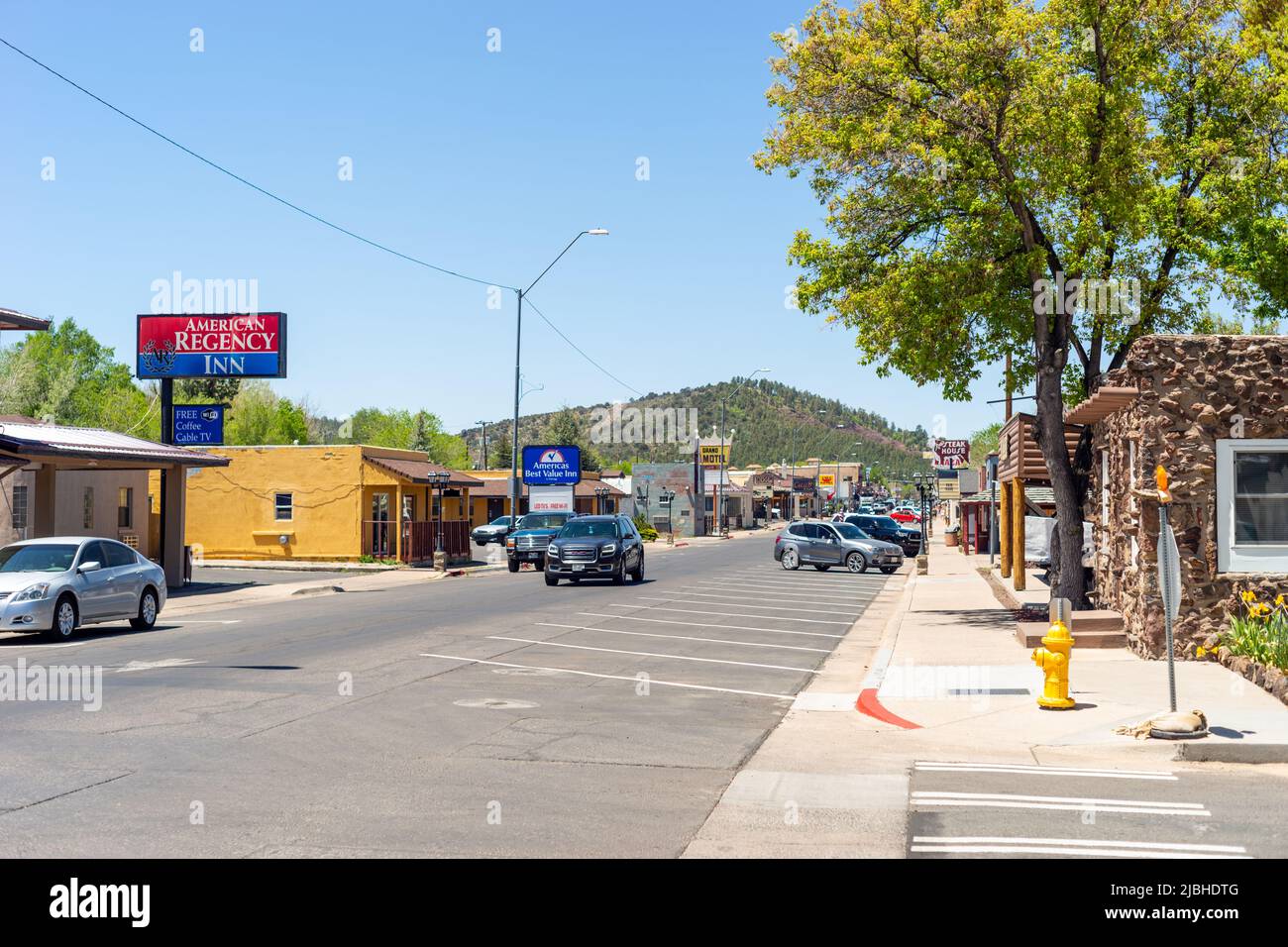Ruta histórica 66 a través de la ciudad de Williams, Arizona AZ, EE.UU. Hospedaje - señales de motel y hotel a lo largo de la calle. Calle típica americana. Carretera Foto de stock