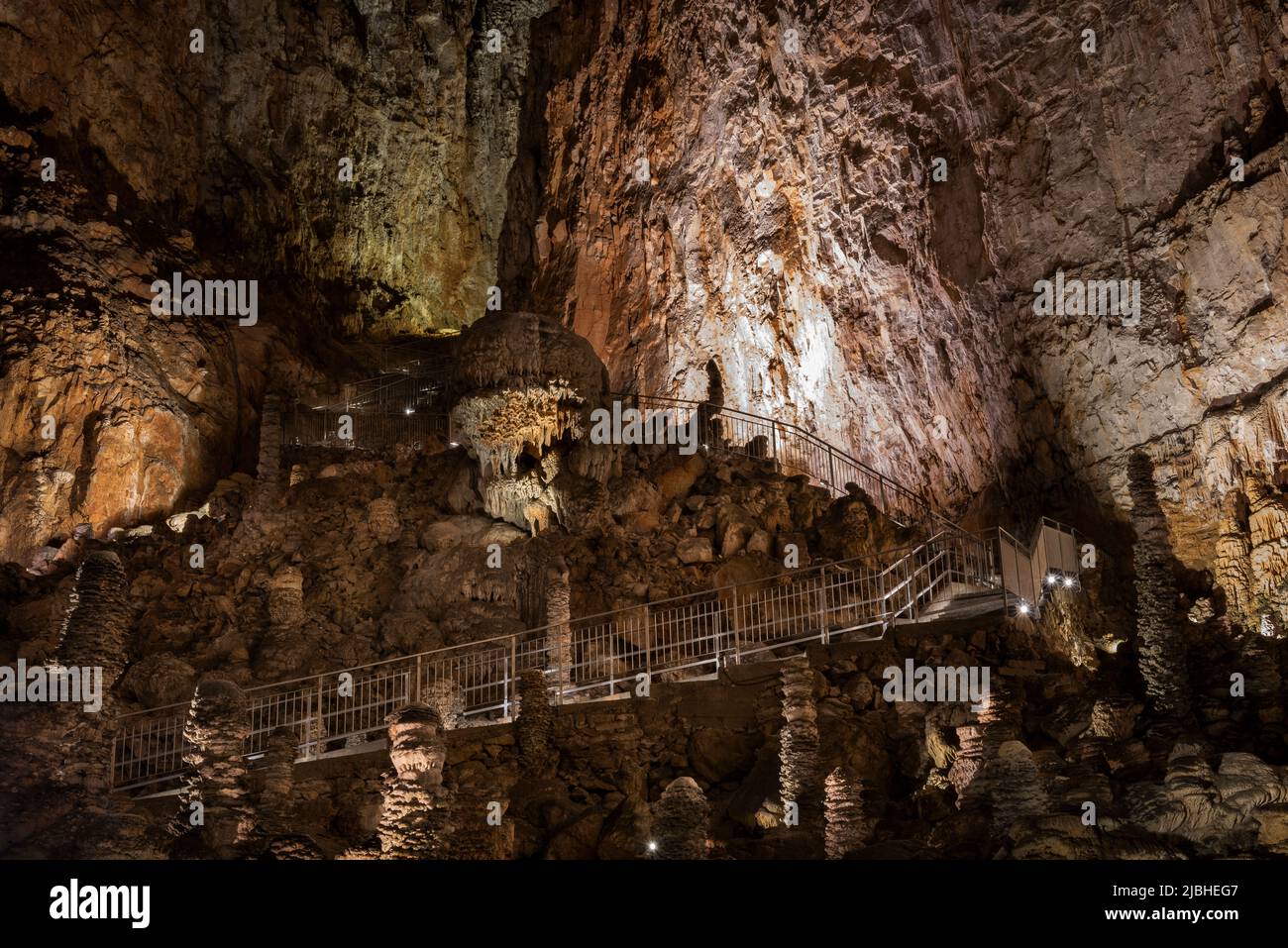 La Grotta Gigante es una cueva gigante en el lado italiano del Trieste Karst (Carso). Su caverna central es la cueva de espectáculos más grande del mundo. Foto de stock