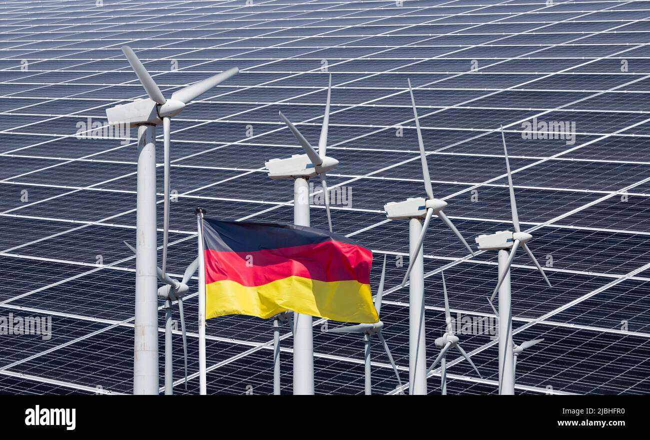 Bandera de Alemania, paneles solares y turbinas eólicas. Energía renovable, energía limpia, cero neto, cambio climático, calentamiento global... concepto. Foto de stock