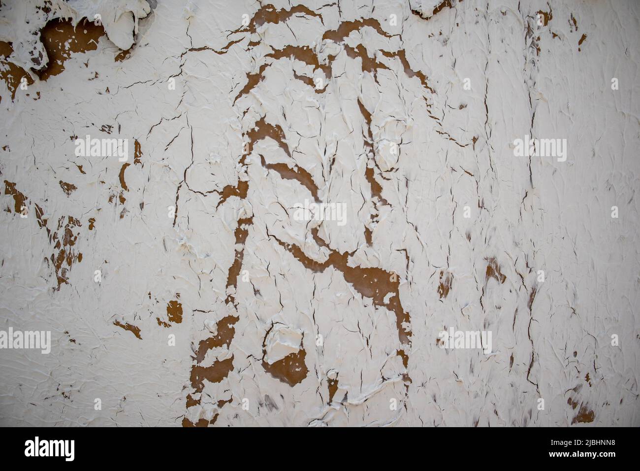 Entre pintura blanca pared con grietas de fondo o textura Fotografía de  stock - Alamy