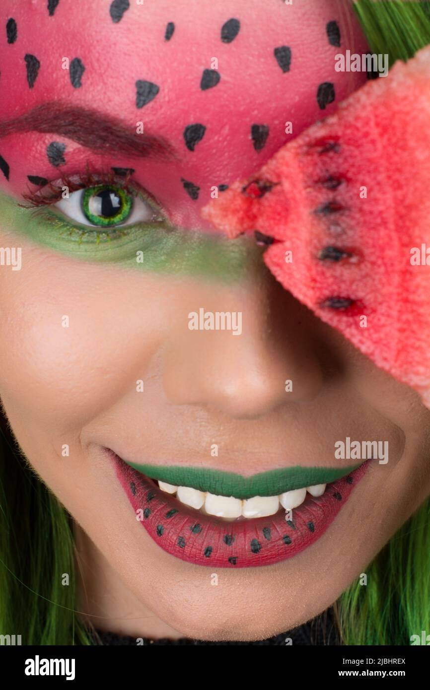 Maquillaje de ojos inusual fotografías e imágenes de alta resolución -  Página 2 - Alamy