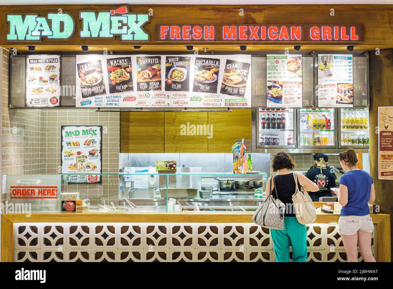 Sydney Australia, Kingsford-Smith Airport, SYD, terminal, Mad Mex Fresh Mexican Grill, comida rápida, mostrador, restaurante mujeres clientes Foto de stock