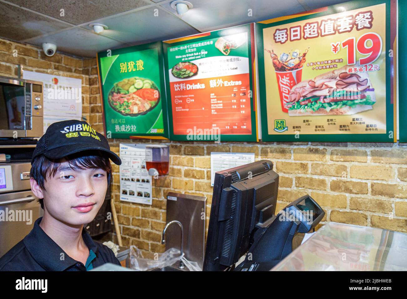 Shanghai China, el distrito chino Jing'an, Nanjing Road West, la tienda de sándwiches de metro, el menú de caja Mandarin hanzi trabajador empleado en el interior Foto de stock