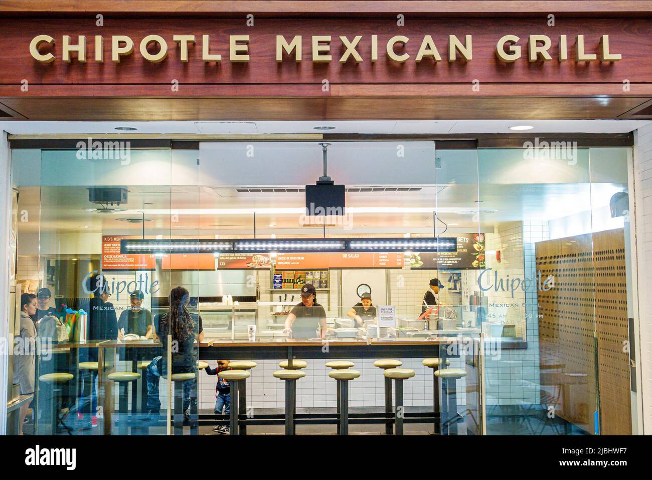 Washington DC, Union Station terminal de tren, Chipotle Mexican Grill, restaurante de comida informal comedor mujer interior dentro de la entrada Foto de stock