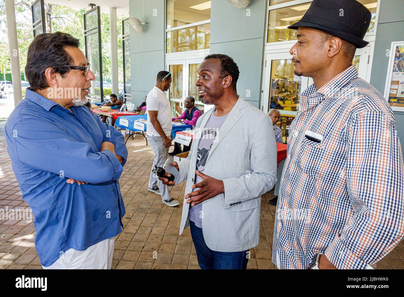 Miami Florida,Little Haiti,Centro Cultural,centro,Haitiano-Caribeño Feria del Libro Negro hombres hombres hablando autores Foto de stock