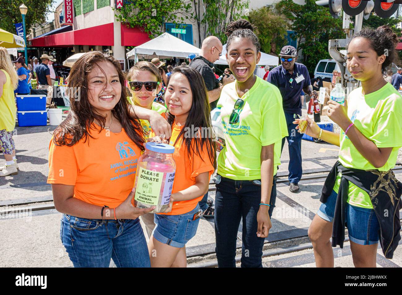 Delray Beach Florida, Delray Affair feria Animal Rescue, adolescentes estudiantes voluntarios, chicas negras asiáticas amigas buscando donaciones Foto de stock