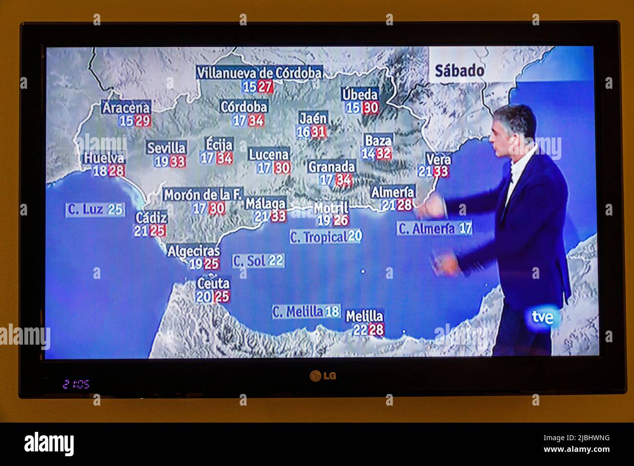 Porto Portugal, TV pantalla de televisión programa de monitor, meteorólogo informe meteorológico España temperaturas centígrado portugués europeo Foto de stock
