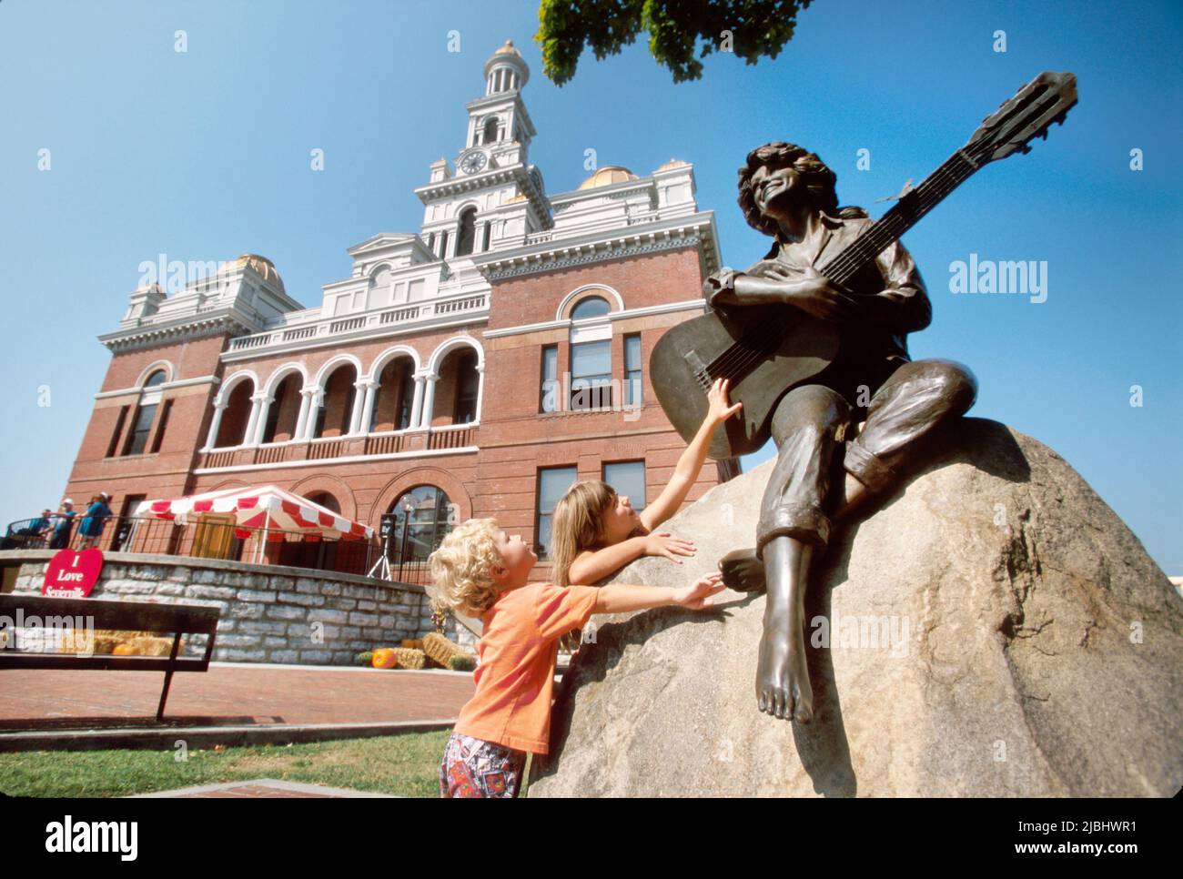 Sevierville Tennessee, monumento al arte público de la estatua de Dolly Parton, cantante de música country de la ciudad natal Sevier County Courthouse 1895 Foto de stock