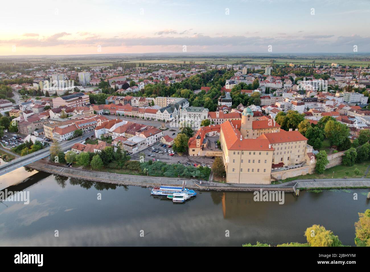 Podebrady ciudad histórica y castillo en el río Labe, Chateau Poděbrady (Zámek Poděbrady) República Checa, paisaje aéreo escénico vista panorámica, República Checa Foto de stock