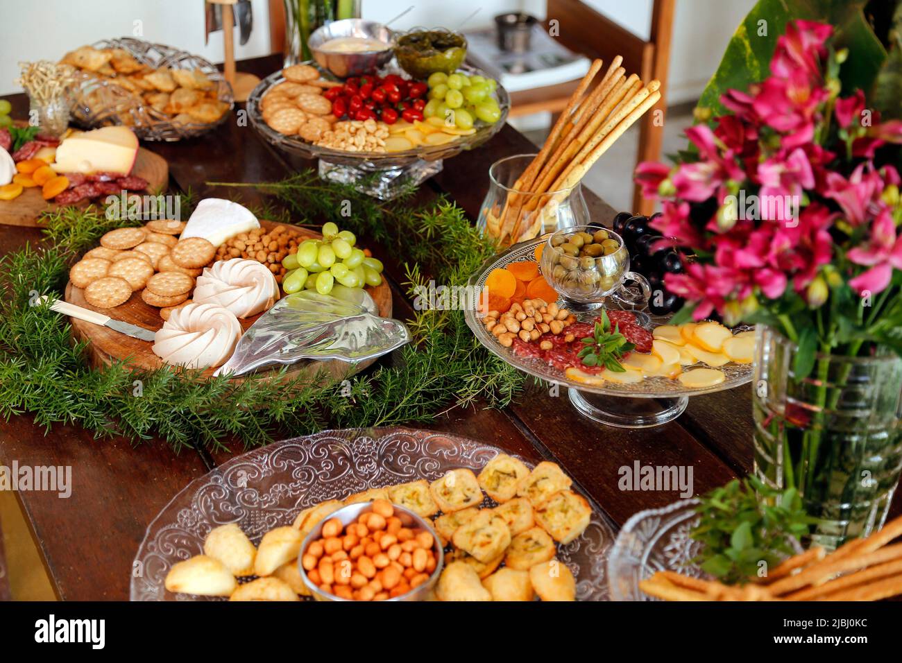 bufé servido con varios platos salados en una fiesta - tabla de aperitivos Foto de stock