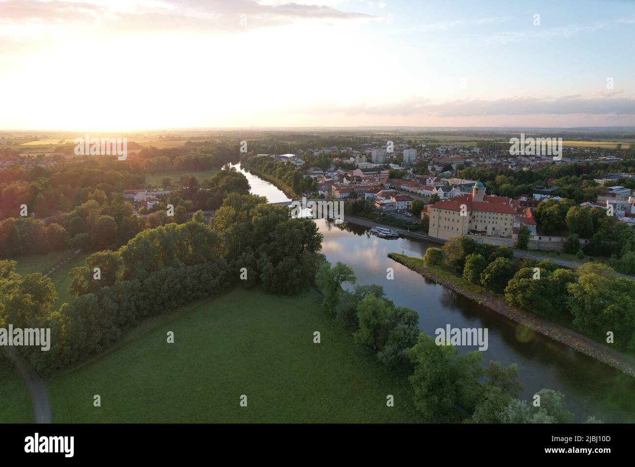 Podebrady ciudad histórica y castillo en el río Labe, Chateau Poděbrady (Zámek Poděbrady) República Checa, paisaje aéreo escénico vista panorámica, República Checa Foto de stock