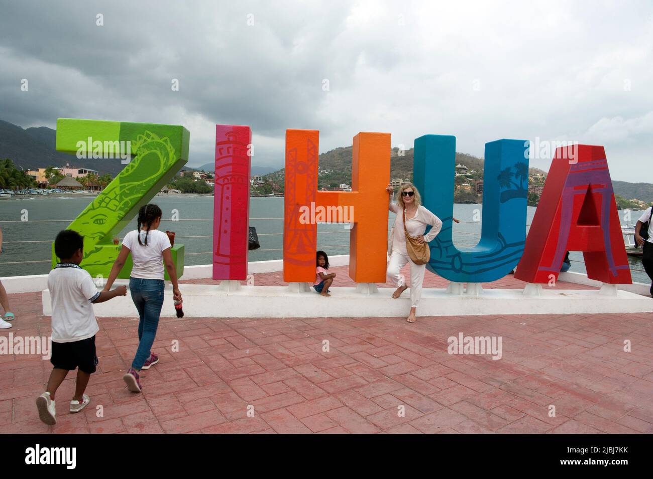 Firme con letras coloridas que deletrean a Zihuatanejo, México Foto de stock