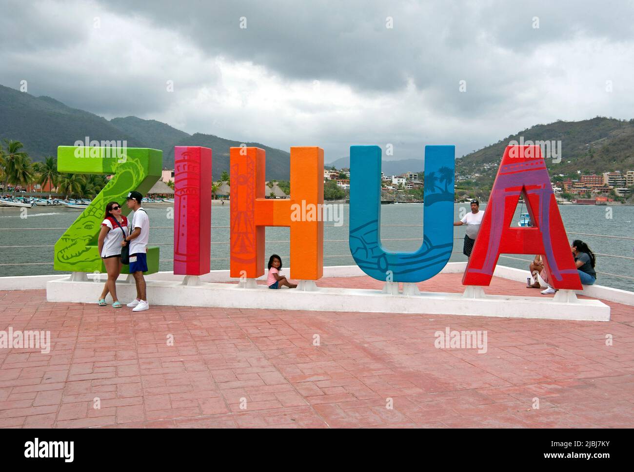 Firme con letras coloridas que deletrean a Zihuatanejo, México Foto de stock