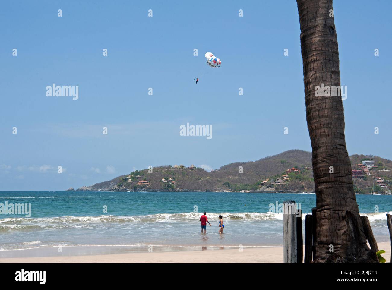 Parasailing en Playa La Ropa en Zihuatanejo, México Foto de stock