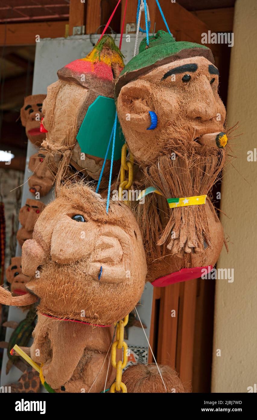 Cocos tallados como cabezas en tienda de turismo en Zihuatanejo, México Foto de stock