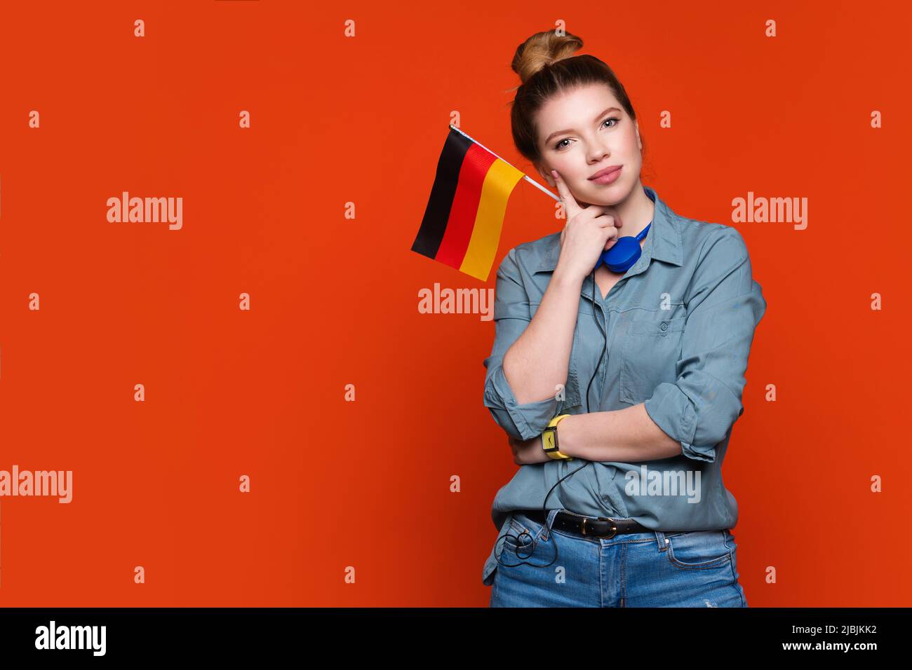 La mujer milenaria tiene una pequeña bandera alemana. Estudiante que  recomienda un idioma extranjero que estudia la escuela. Aprender alemán,  deutsch. Estudiar en el exterior Fotografía de stock - Alamy