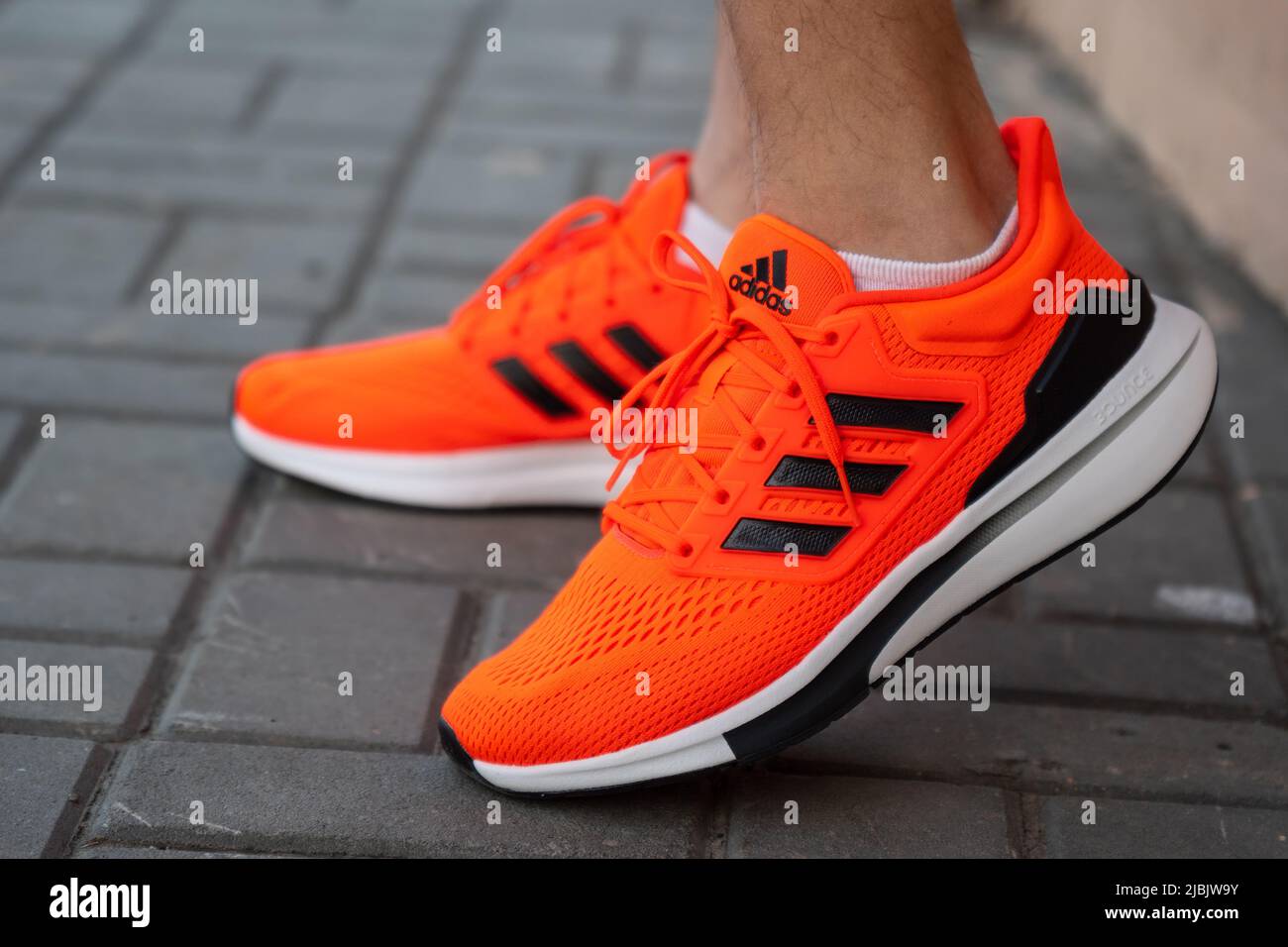 Tyumen, Rusia-03 de mayo de 2022: Zapatos de running adidas naranja. Adidas, multinacional. Fotografías de productos. Enfoque selectivo Fotografía de stock - Alamy