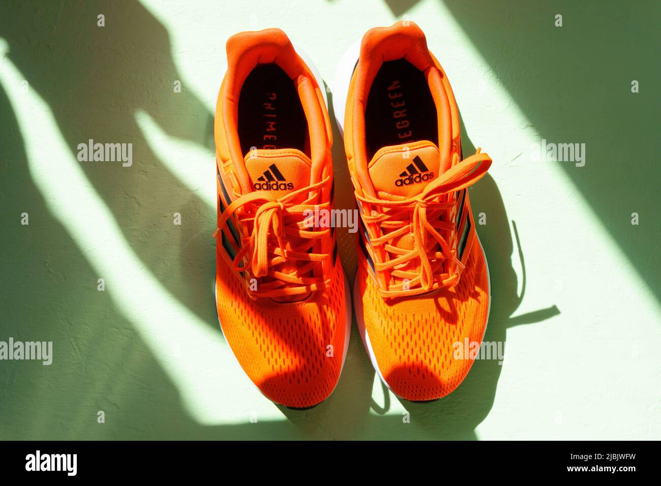 Tyumen Rusia 1 de junio de 2022 Zapatillas de running adidas