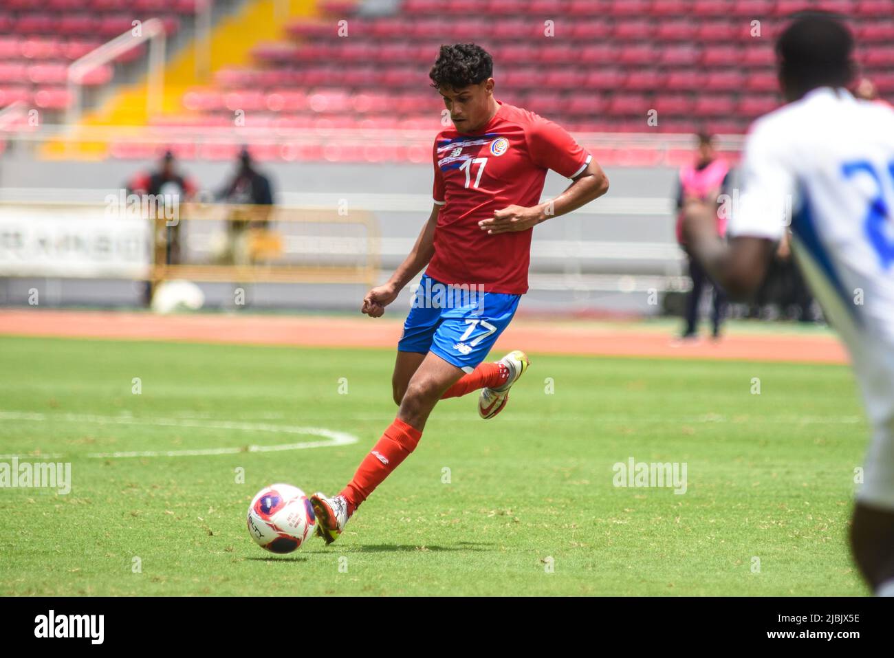 SAN JOSÉ, Costa Rica: El centrocampista costarricense Yeltsin Tejeda en acción durante la victoria de Costa Rica en 2-0 sobre Martinica el 5th de junio de 2022. Una primera Foto de stock
