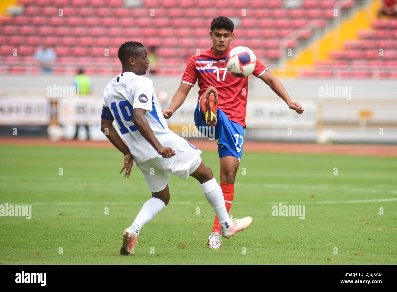 SAN JOSÉ, Costa Rica: El centrocampista costarricense Yeltsin Tejeda en acción durante la victoria de Costa Rica en 2-0 sobre Martinica el 5th de junio de 2022. Una primera Foto de stock