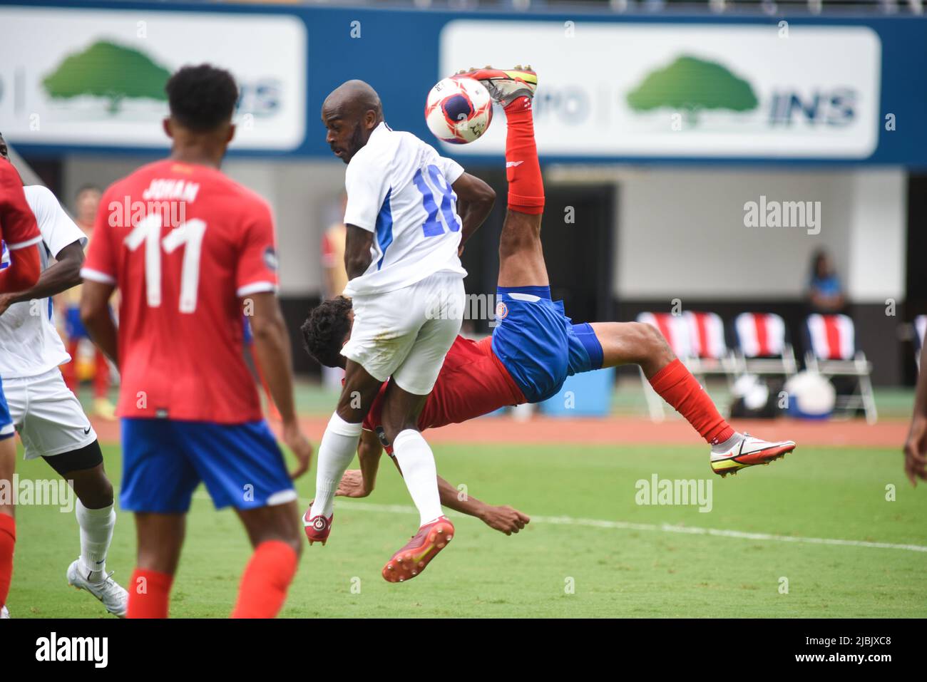 SAN JOSÉ, Costa Rica: El centrocampista costarricense Yeltsin Tejeda en acción durante la victoria de Costa Rica en 2-0 sobre Martinica el 5th de junio de 2022. Una primera Foto de stock