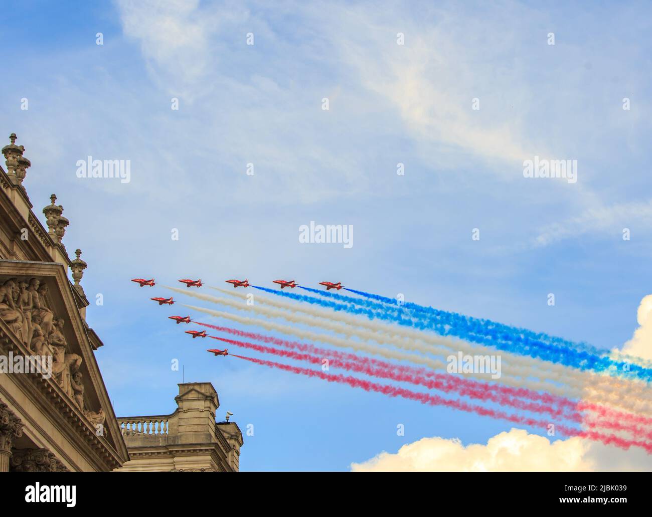 Flecha Roja, Londres, 2022. Una sobrevuele el centro de Londres para celebrar el Jubileo Platino de Su Majestad la Reina Isabel II, quien ha estado en el trono durante 70 Foto de stock