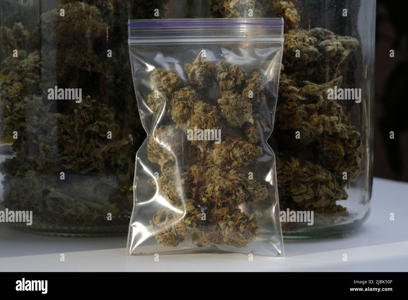 Bolsa de plastico de marihuana fotografías e imágenes de alta resolución -  Alamy