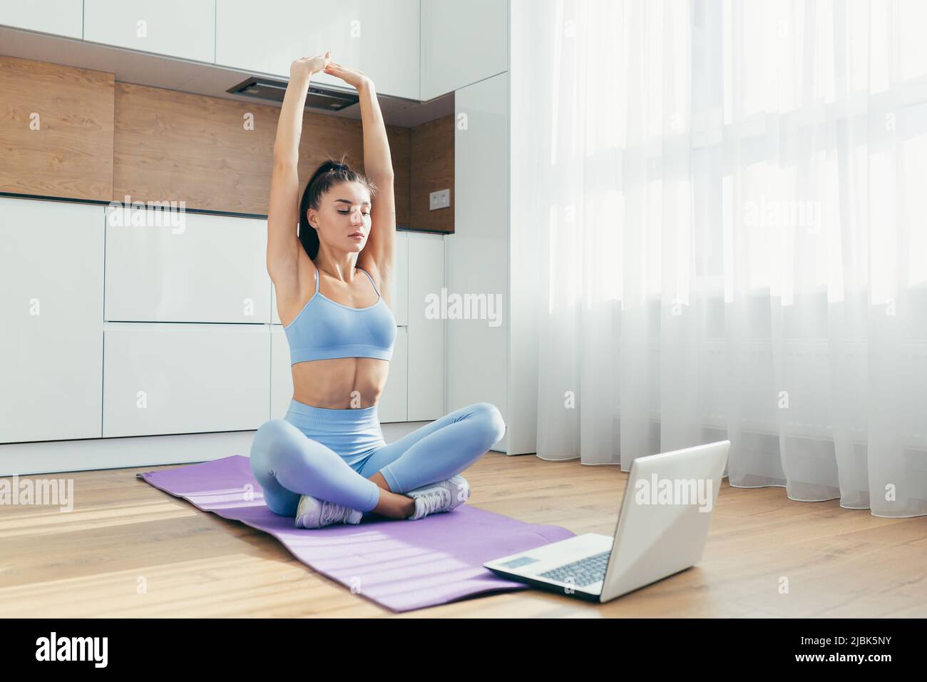 Mujer haciendo ejercicio en casa fotografías e imágenes de alta resolución  - Página 6 - Alamy