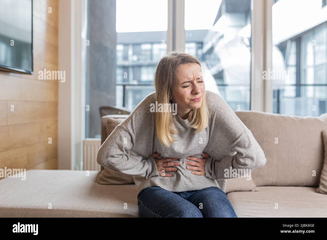 Young woman screams on white fotografías e imágenes de alta resolución -  Alamy