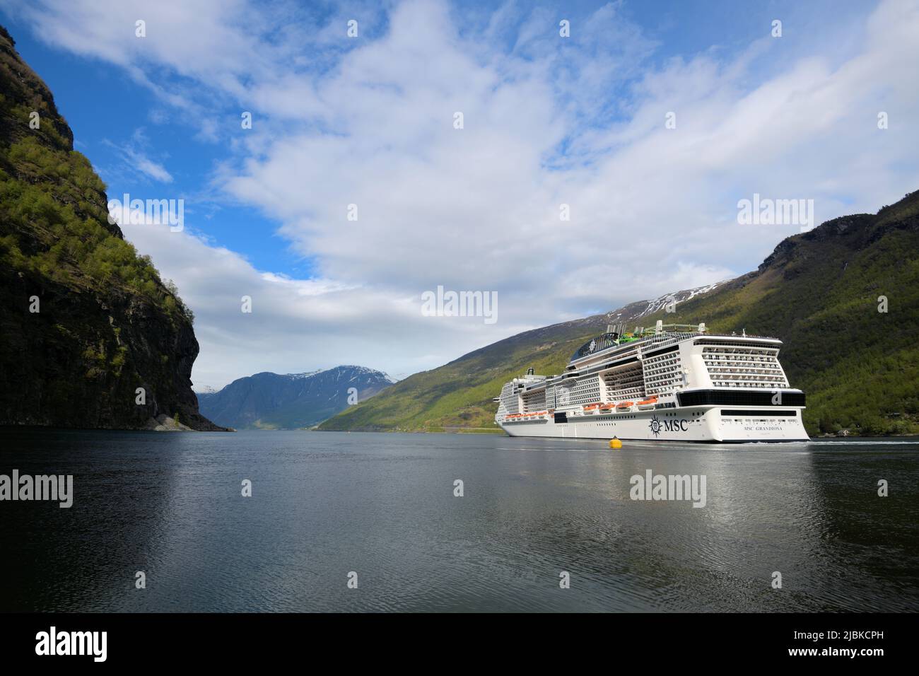 Crucero MSC Grandiosa saliendo de Eidfjord, distrito Hardanger, Noruega Foto de stock