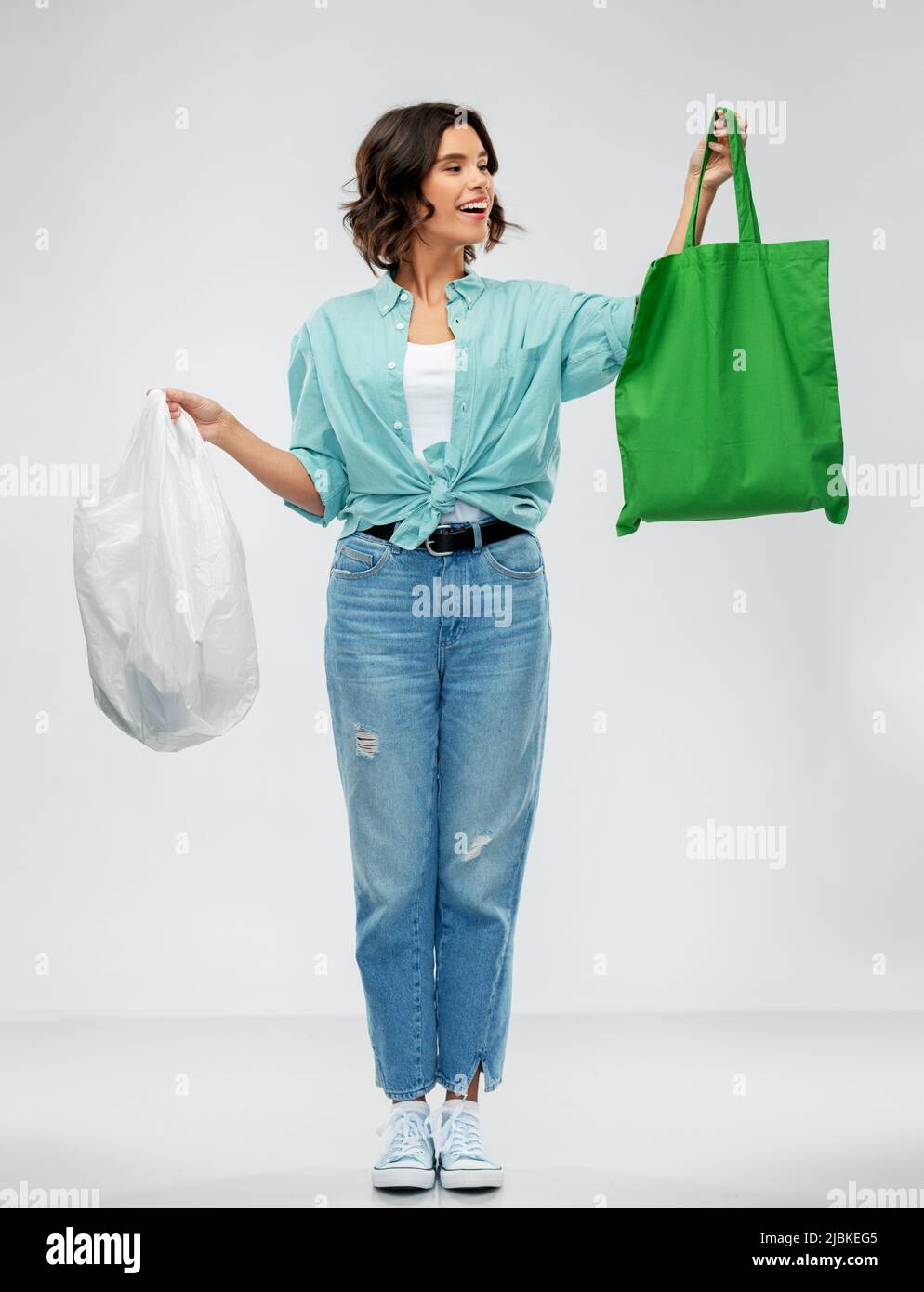 mujer con bolsa de plástico y reutilizable Foto de stock