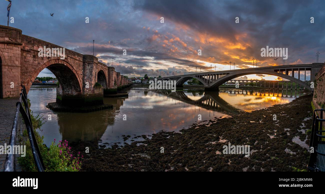 Los tres puentes que cruzan el Tweed en Berwick, la ciudad más al norte de Inglaterra, Northumberland, Inglaterra, Reino Unido Foto de stock