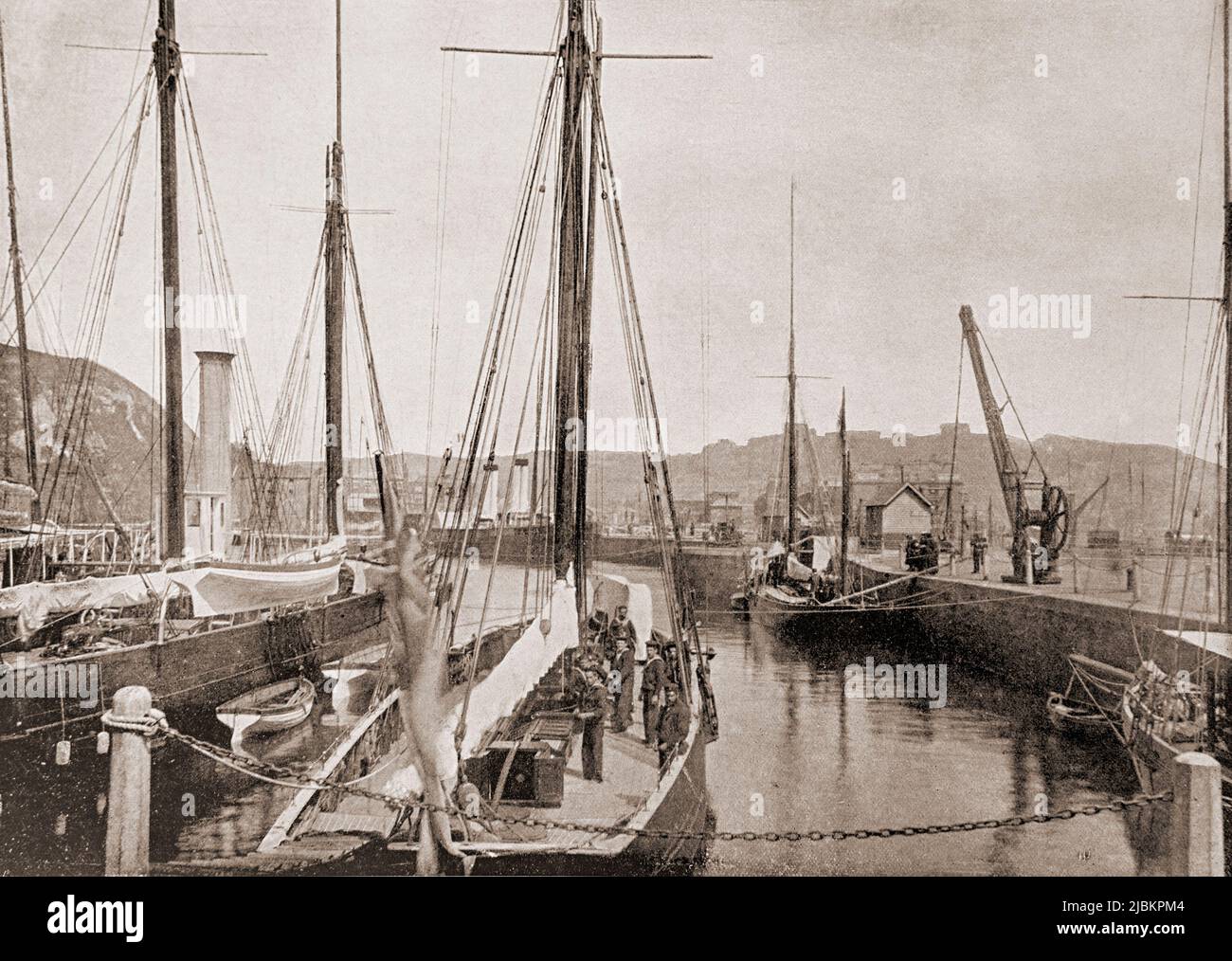 Puerto de Dover con el castillo en el fondo, de Round the World, 1895 Foto de stock