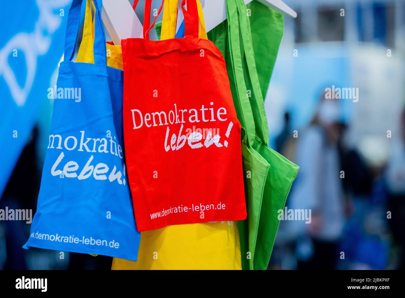 Colonia, Alemania. 07th de junio de 2022. ¡Viva la democracia! está escrito  en bolsas de tela en la feria educativa de didacta. En la feria de  profesores, alrededor de 600 expositores presentan
