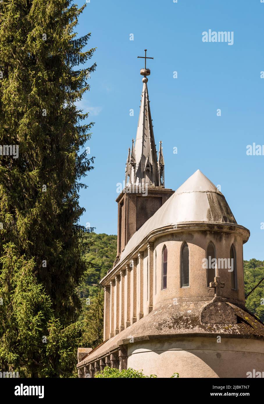 Reproducción de la cueva de Lourdes y el Santuario frente a la Abadía de Ganna, Valganna, provincia de Varese, Italia Foto de stock