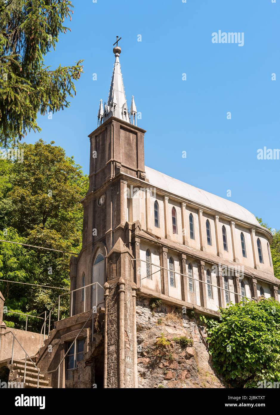 Reproducción de la cueva de Lourdes y el Santuario frente a la Abadía de Ganna, Valganna, provincia de Varese, Italia Foto de stock