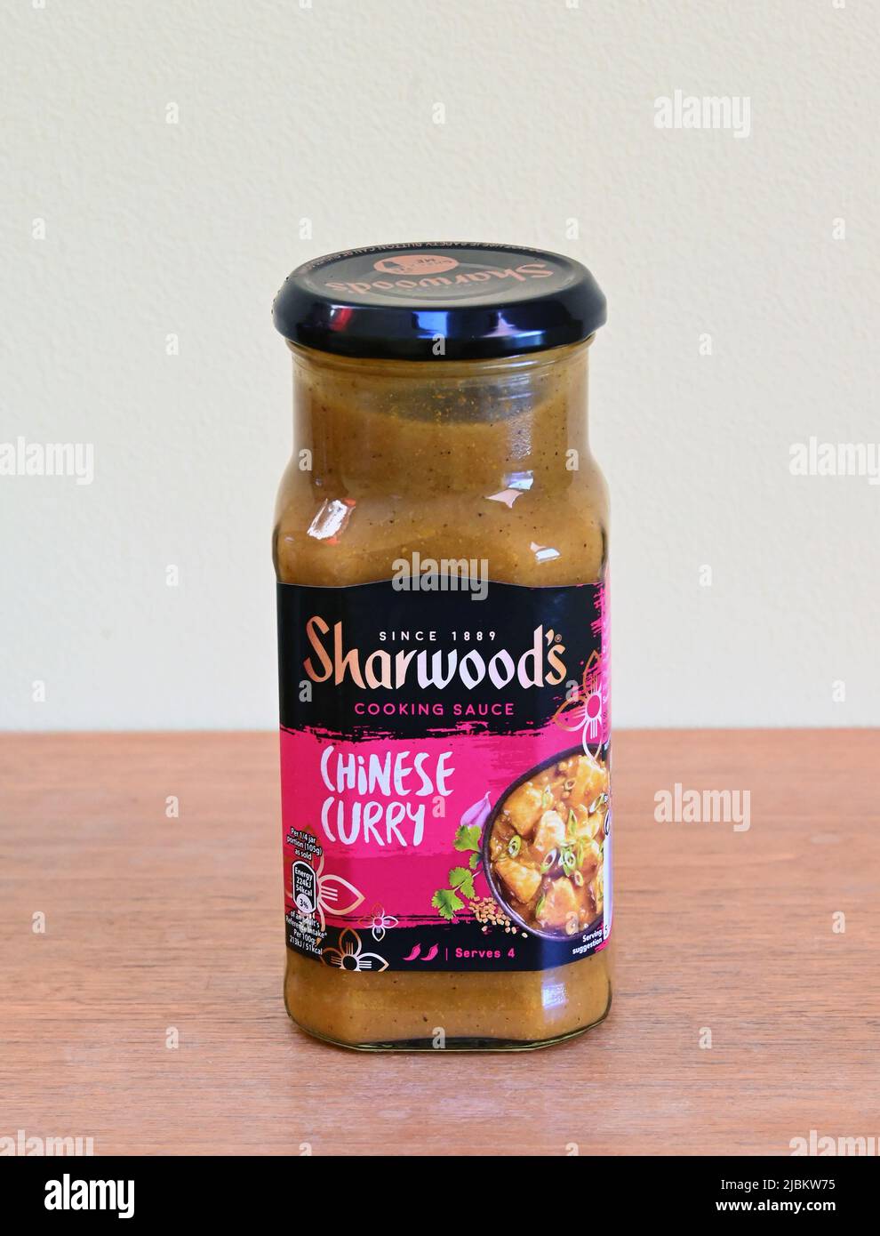 Tarro de salsa de cocina de Sharwood. Curry chino. Foto de stock