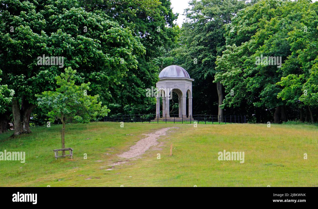 Una vista del Templo en un punto alto en Sheringham Park con vistas a Sheringham Hall y parque en Upper Sheringham, Norfolk, Inglaterra, Reino Unido. Foto de stock