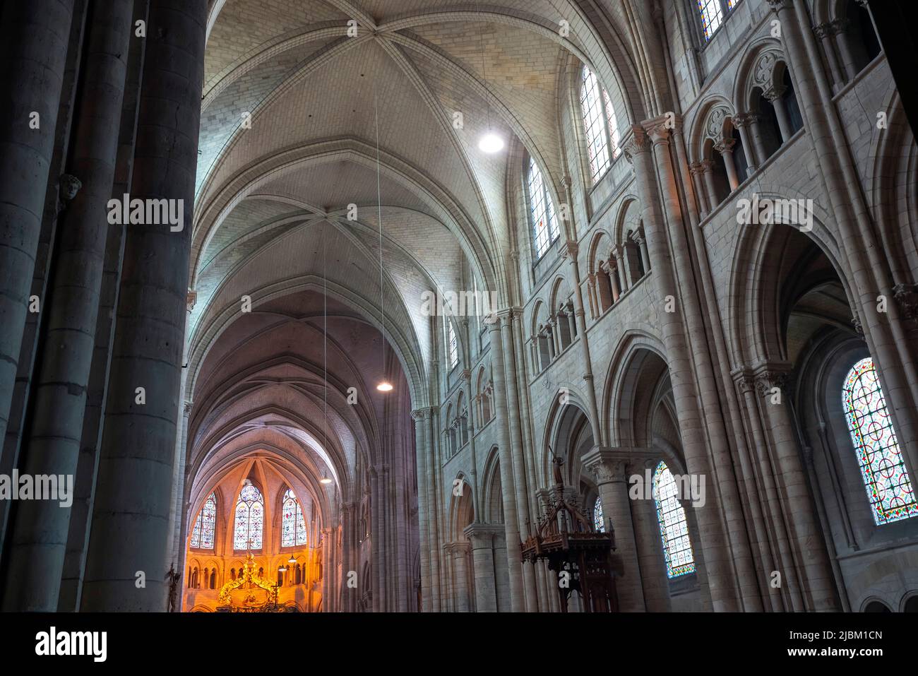 Nave central de la catedral de Sens Saint-Etienne. Sens Cathedral es una catedral católica en Sens, en Borgoña, Francia. Foto de stock