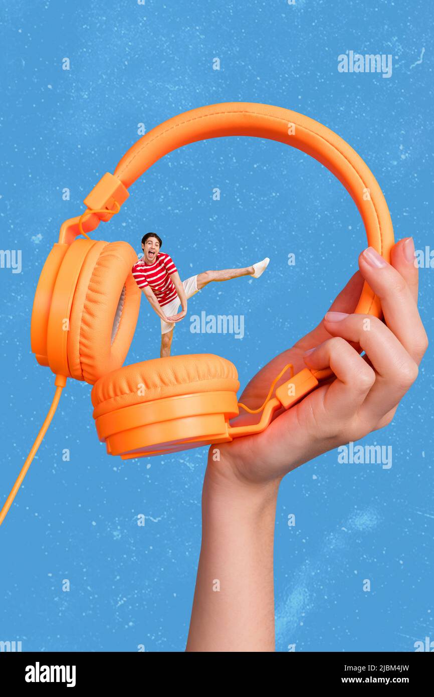 Retrato en collage creativo vertical de auriculares de sujeción con brazo grande Persona positiva Bailando Diviértete aislado sobre el dibujo de fondo azul Foto de stock
